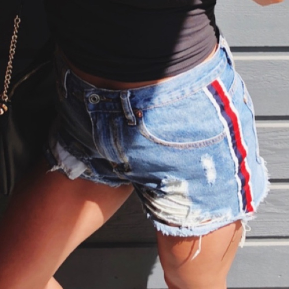Super cute high-rise denim shorts
